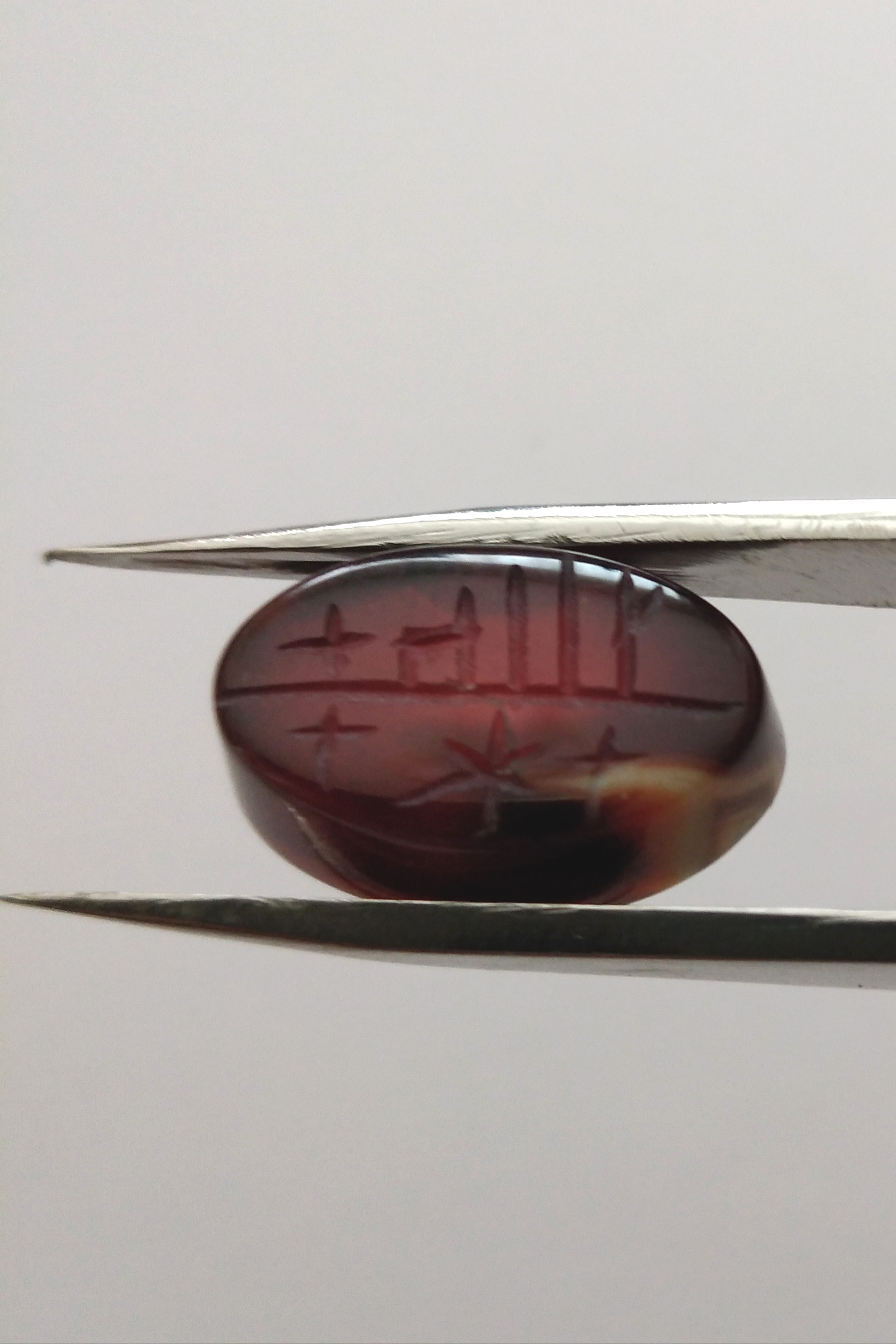 عقیق یمنی رگه دار حکاکی شده ag011